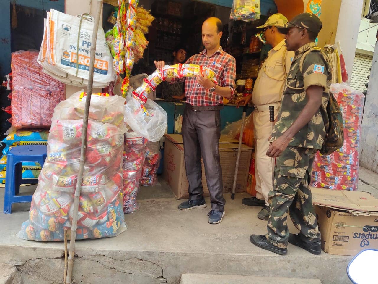 नकली खाद्य सामग्री बेचने के आरोप में दो दुकानदारों पर पांच-पांच हजार का जुर्माना