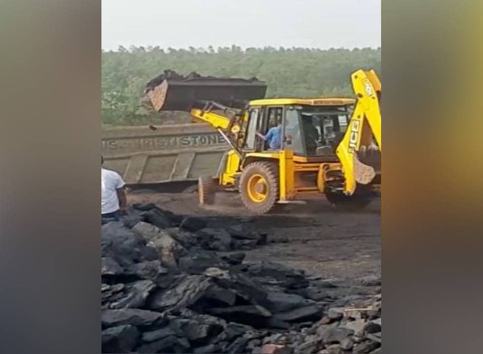 अवैध खनन के खिलाफ रातभर छापेमारी करते रहे डीसी-एसपी , 42 टन अवैध कोयला, चार बाइक और तीन मोबाइल जब्त