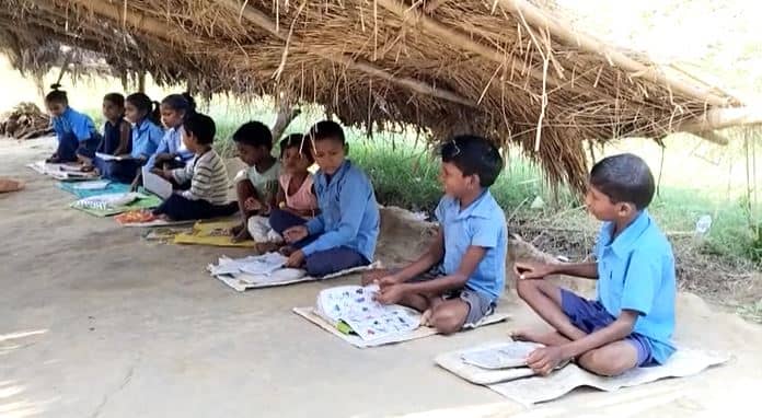 बिहार में शिक्षा का हाल : झोपड़ी में स्कूल, शौच के लिए जाते हैं खेत में,  चापाकल का पीते हैं पानी