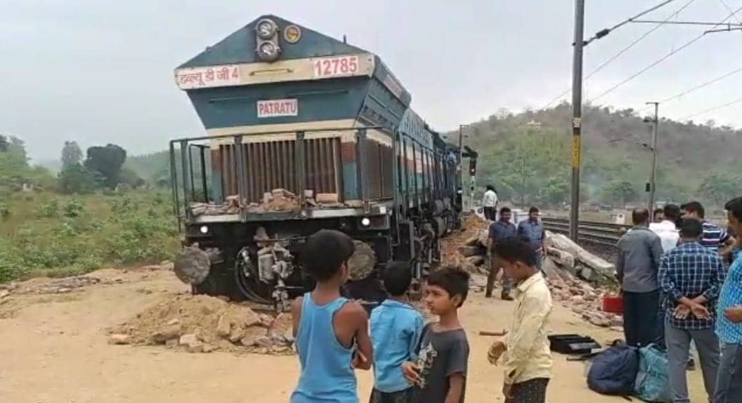 बेपटरी हुई मालगाड़ी का इंजन, रेल परिचालन पर असर नहीं