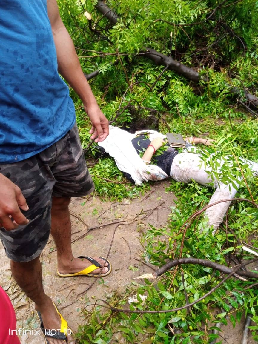 आंधी-तुफान का कहर : जिस पेड़ के नीचे जान बचाने के लिए खड़ी थी, उसी पेड़ के नीचे दबने से हुई मौत