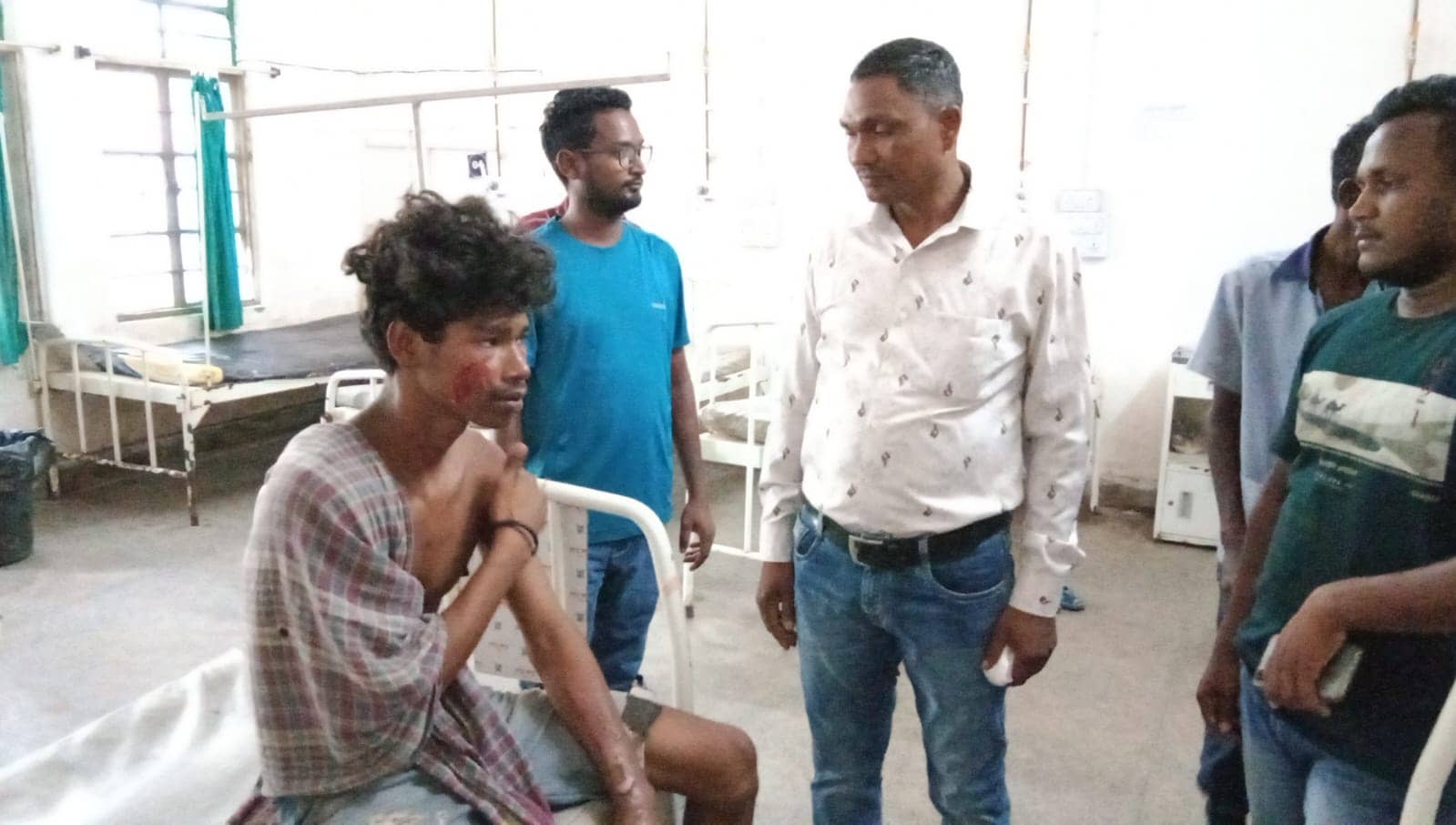 मायके जाने से किया मना, तो गुस्से में पत्नी ने किरोसिन छिड़क लगा ली शरीर में आग, बचाने के क्रम में पति भी झुलसा