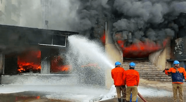 टायर गोदाम में लगी भीषण आग, लाखों का नुकसान