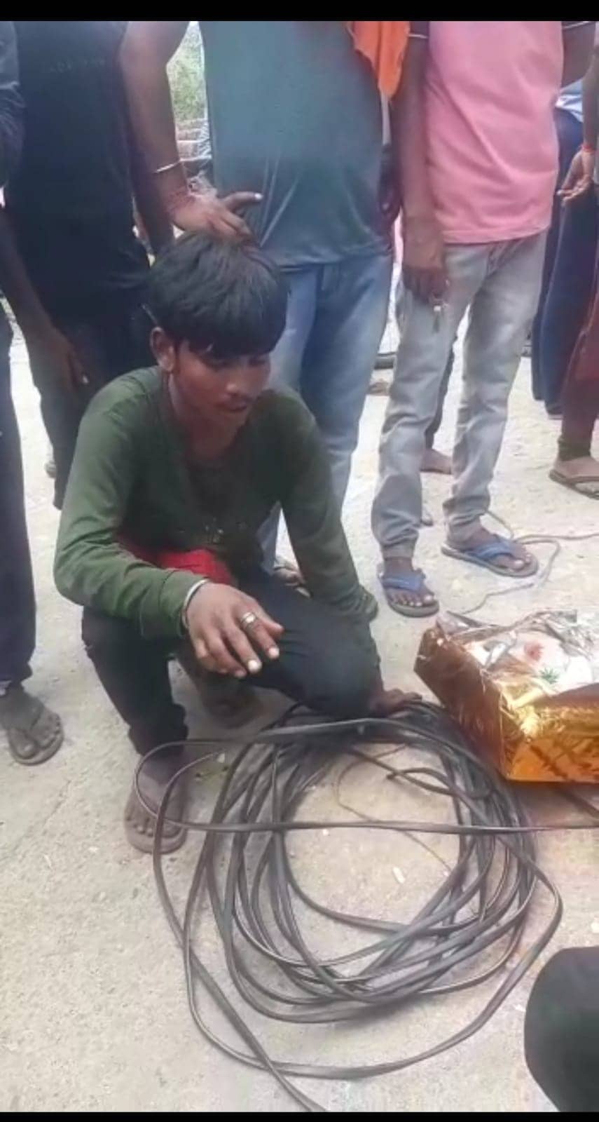 चोरी करते रंगेहाथ पकड़ाए दो चोर, जमकर हुई धुनाई