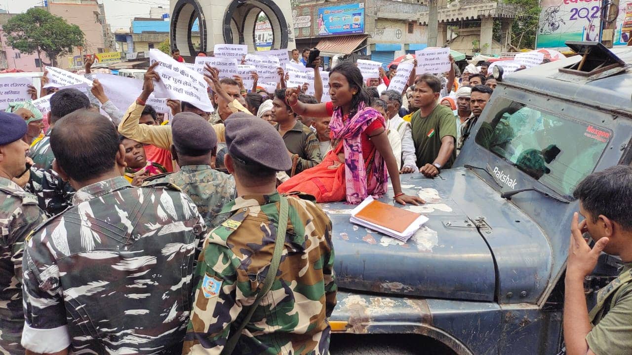 BREAKING :  किसान नेता की गिरफ्तारी के बाद जोरदार हंगामा, पुलिस- प्रदर्शनकारियों में तीखी झड़प, रणक्षेत्र में बदला शहर