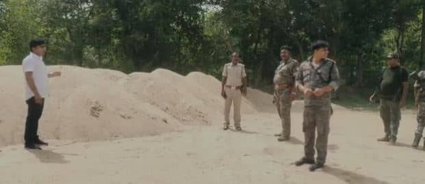 अवैध बालू के खिलाफ छापेमारी, दो ट्रैक्टर सहित डम्प बालु जब्त