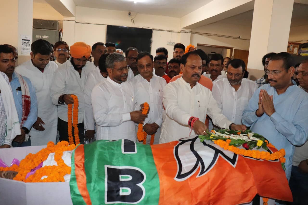 पूर्व विधायक पार्थिव शरीर पर भाजपा नेताओं ने पुष्प अर्पित कर दी श्रद्धांजलि