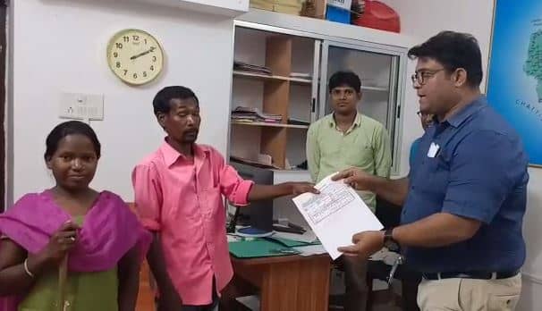 सरकारी अनाज के लिए वर्षों से भटक रहा था दिव्यांग आदिम जनजाति दम्पत्ति, डीसी ने दिलायी राशन कार्ड