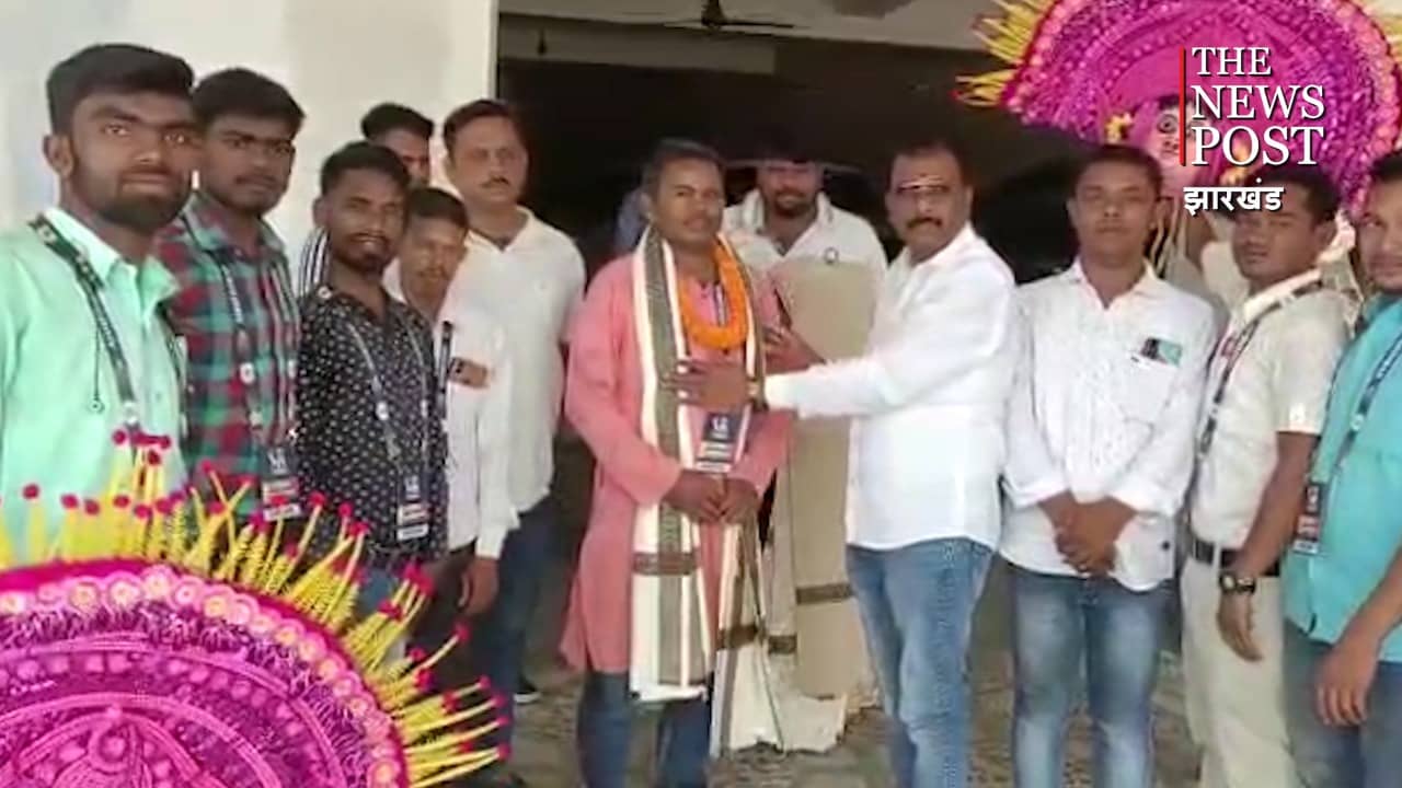 IPL फाइनल मैच में प्रदर्शन कर लौटे छऊ कलाकारों का टाटा में भव्य स्वागत