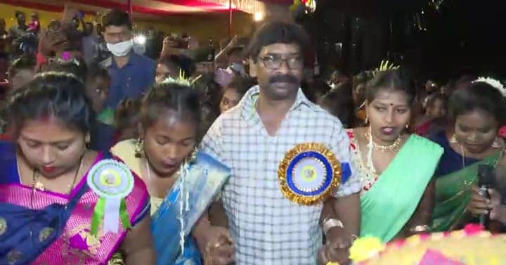 करमा पर्व : मांदर की थाप पर महिलाओं के साथ जम कर थिरके सीएम हेमंत सोरेन 