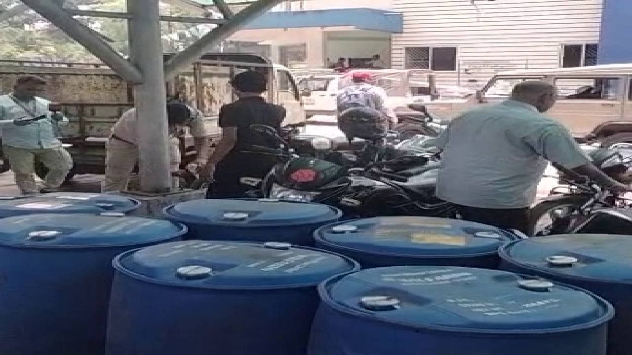 लौह नगरी में स्प्रिट की कालाबाजारी,  पुलिस ने की छापेमारी, 7 ड्रम स्प्रिट जब्त