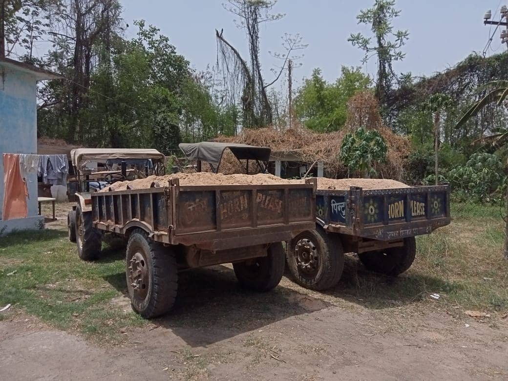 पलामू में बालू का खेल - देवरी ओपी पुलिस ने अवैध रेत लदे तीन ट्रैक्टर को पकड़ा