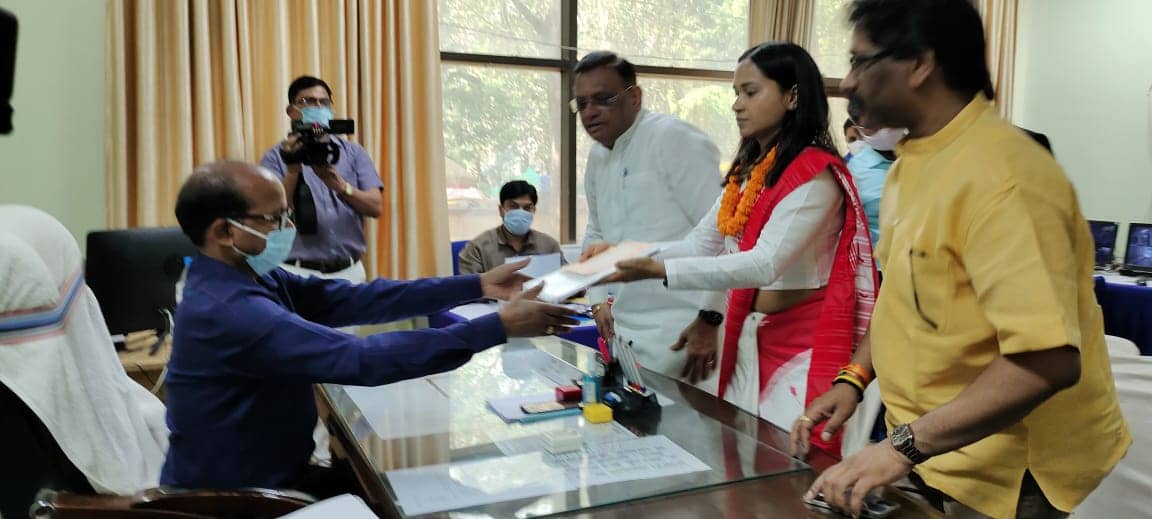 मांडर उपचुनाव: कांग्रेस प्रत्याशी शिल्पी नेहा तिर्की ने भरा पर्चा, CM हेमंत सोरेन भी रहे मौजूद