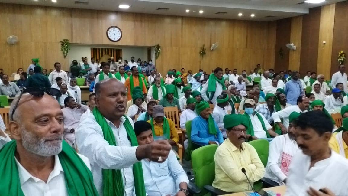 जिनका किया सम्मान वही लगाने लगे सरकार के खिलाफ नारे, मुख्यमंत्री के भाषण खत्म होते ही हंगामा