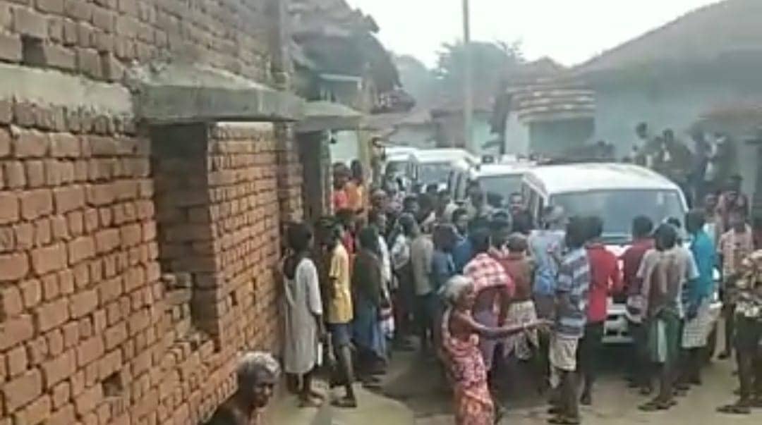 DHANBAD: अवैध खनन को रोकना पड़ा महंगा,  SDO समेत प्रशासन की टीम को एक घंटे तक बनाया बंधक