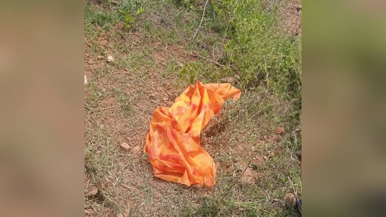 महिला की पत्थर से कूच कर हत्या, शव जलाने का भी प्रयास, जमीन में गड़ा मिला अवशेष