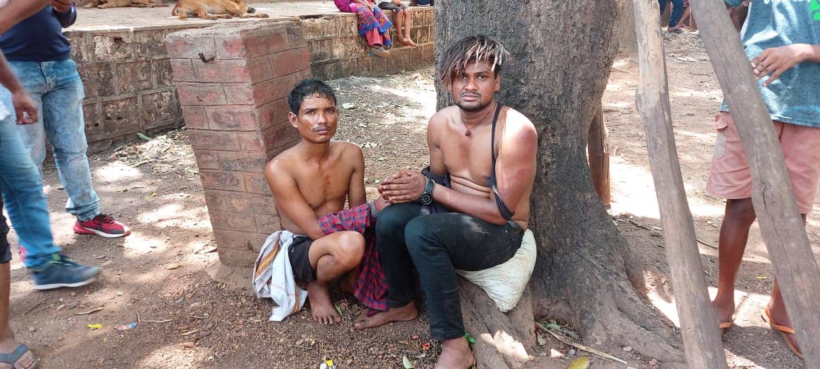 डंफर चोरी कर भाग रहे चार लोगों को ग्रामीणों ने पकड़ किया पुलिस के हवाले 