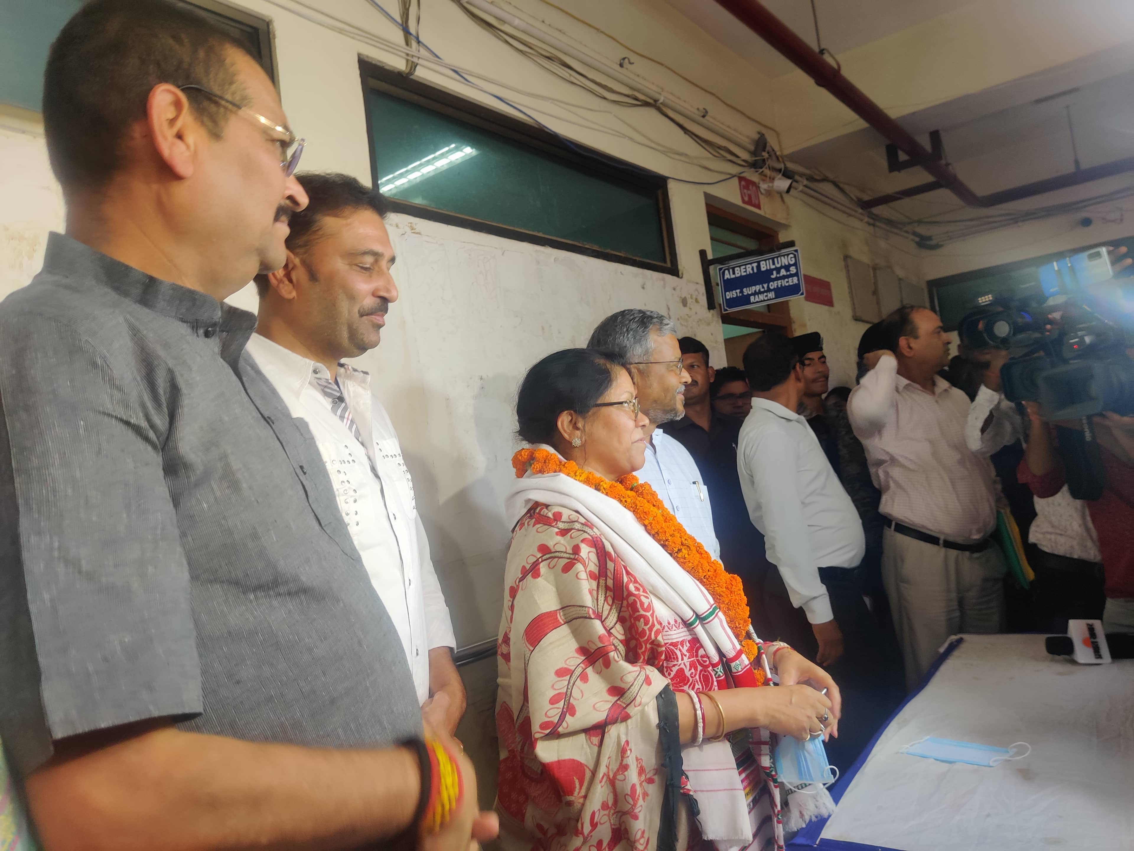 मांडर उपचुनाव: BJP प्रत्याशी गंगोत्री कुजूर ने भरा पर्चा, पहुंचे बाबूलाल, दीपक के साथ सुदेश महतो भी