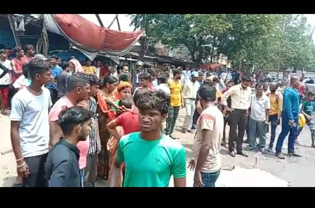 DHANBAD: तेज रफ्तार हाईवा ने ली फिर एक जान,  विरोध में सड़क जाम 