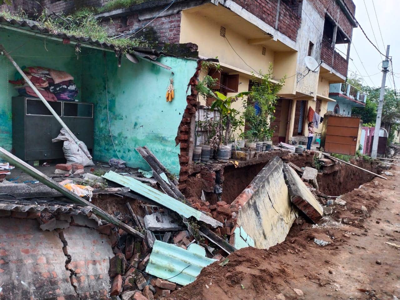 सड़क खोदने के दौरान लापरवाही , नाले में जमींदोज हुआ मकान