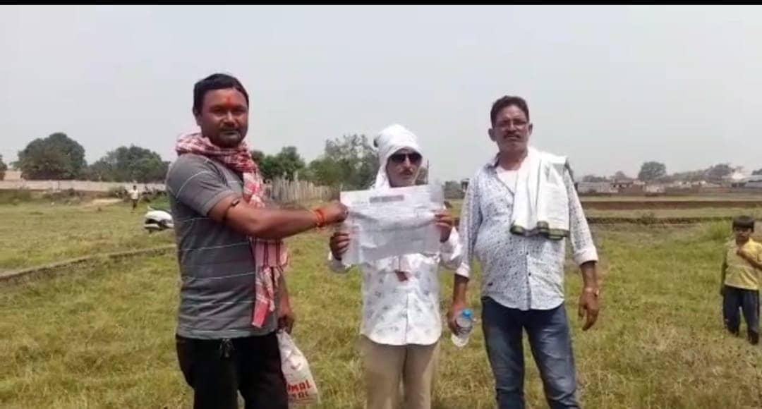 JAMSHEDPUR: जमीन नापी के दौरान आपस में ही भिड़ गए दो लोग, पुलिस ने कराया शांत