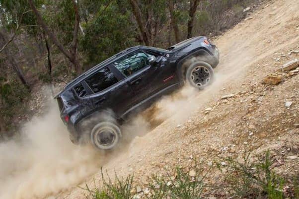 जब बिना चालक के धूल उड़ाती हुए चढ़ाई पर चढ़ने लगी कार- जानिये कहां, जहां उल्टा दिशा में बहता है पानी भी