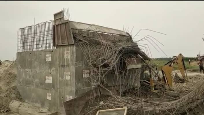 भ्रष्टाचार  :   डेढ़ करोड़ की लागत से बन रहे पुल की ढलाई दूसरे दिन ही गिर गई, मलबे में दब गए 3 मजदूर