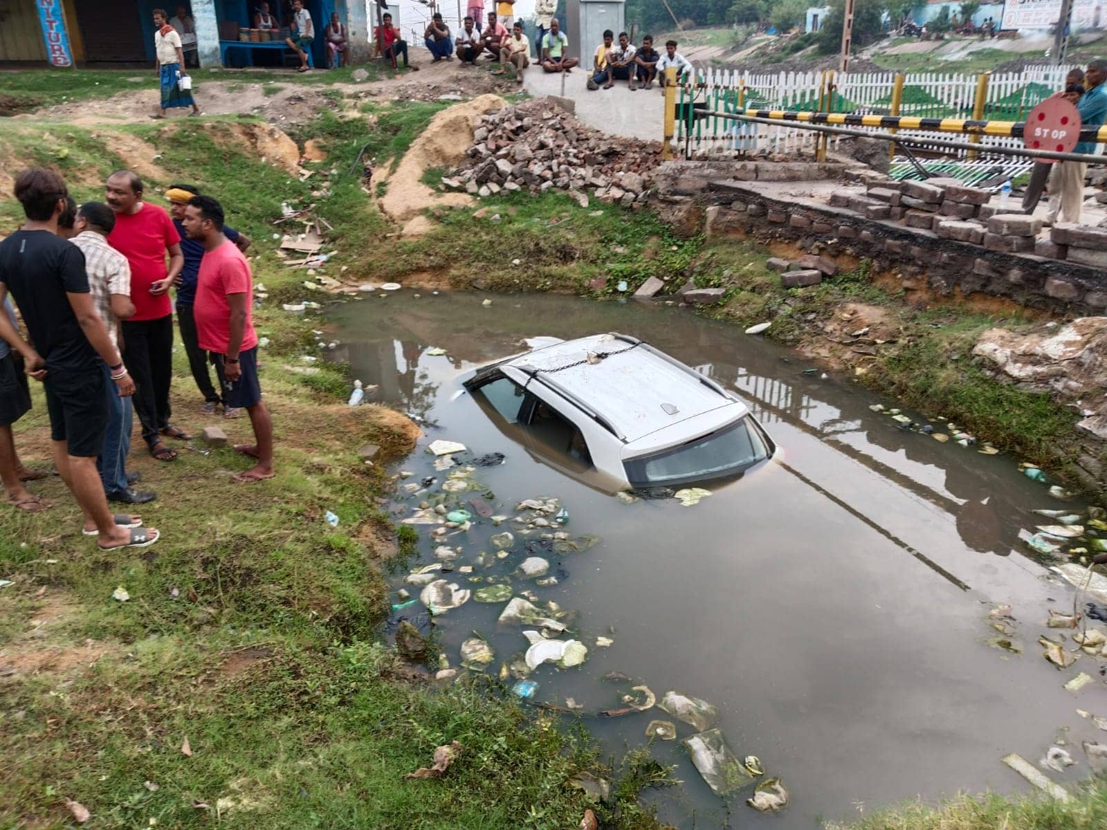 न्यूज़ उपडेट : धनबाद के भागा में रेलवे फाटक के सामने गड्ढे में गिरी कार ,सवार  बाल बाल बचे 