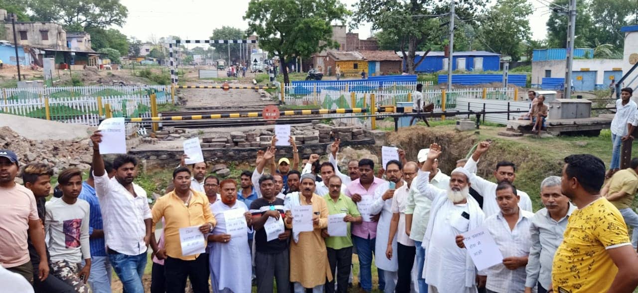 भागा रेलवे फाटक को खुलवाने पर राजनीति जारी, अब कांग्रेसियों ने किया प्रदर्शन