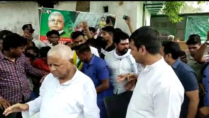 पिता के 75वें जन्मदिन पर तेजप्रताप ने बच्चों के बीच बांटी पुस्तकें