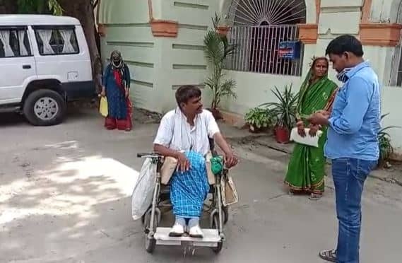 व्हील चेयर पर IG ऑफिस पहुंचे दिव्यांग ने क्यों बदन पर छिड़क लिया पेट्रोल, जानिये उसका दर्द