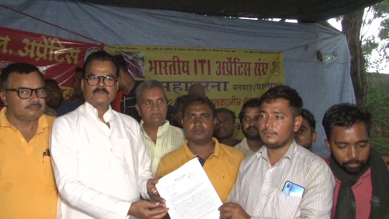 48 दिनों से धरनारत छात्रों की परेशानी जानने पहुंचे कांग्रेस नेता अशोक सिंह,  निदान का दिया आश्वासन