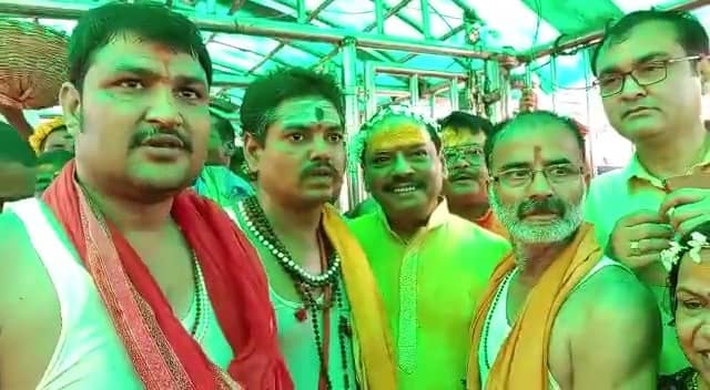 बाबानगरी पहुंचे पूर्व सीएम रघुवर दास, कहा- विनाश की ओर जा रहा झारखंड, जानिए इसके पीछे की वजह