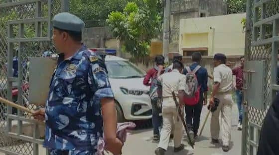 डाटा एंट्री ऑपरेटर के अभ्यर्थियों ने किया हंगामा, बेल्‍ट्रॉन भवन के सामने नियुक्ति की कर रहे मांग