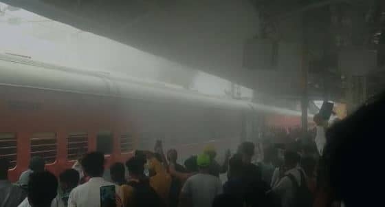 बांका-राजेंद्रनगर इंटरसिटी एक्सप्रेस ट्रेन में लगी आग, लोगों में अफरा-तफरी