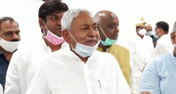 सीएम ने स्वास्थ्य कर्मियों की पीठ थपथपाई, कहा- 6 महीने में 6 करोड़ लोगों को वैक्सीनेशन कराने का लक्ष्य करेंगे पूरा