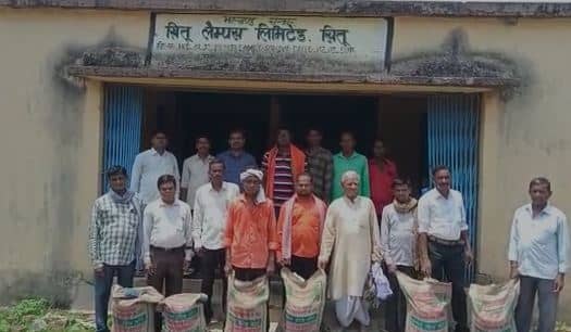 SARAIKELA: अनुदानित दर पर दिया गया धान बीज, किसानों ने ली राहत की सांस