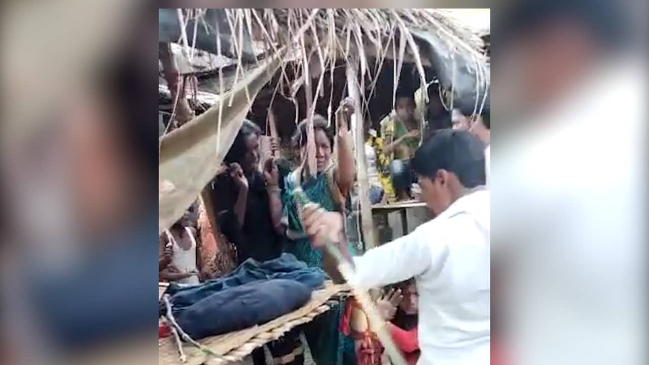 एक महिला और दो नाबालिग की खंभे से बांधकर जमकर पि'टाई, वीडियो वायरल
