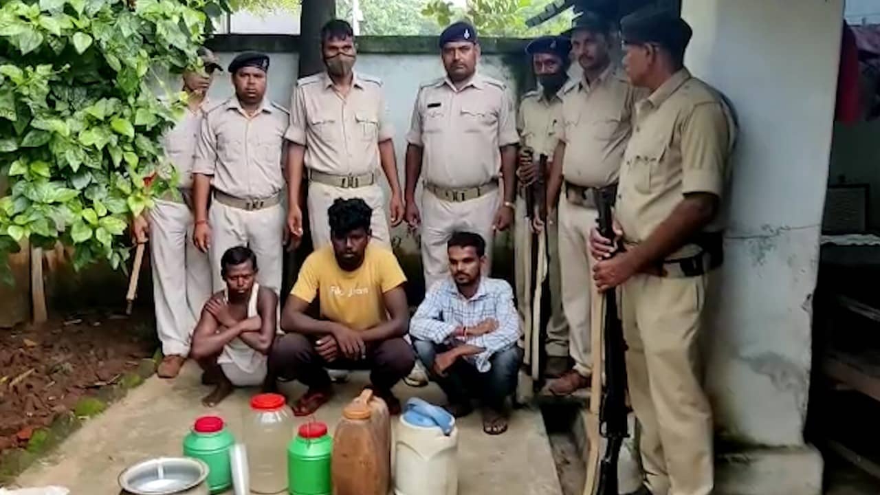 अवैध शराब अड्डे पर उत्पाद विभाग और पुलिस का छापा. भारी मात्रा में जावा महुआ बरामद