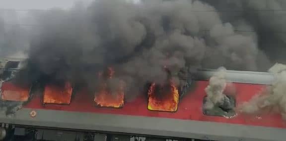 बिहार में तीसरे दिन 'अग्निपथ' का विरोध हुआ और उ'ग्र, प्रदर्शनकारियों ने ट्रेनें फूं'की