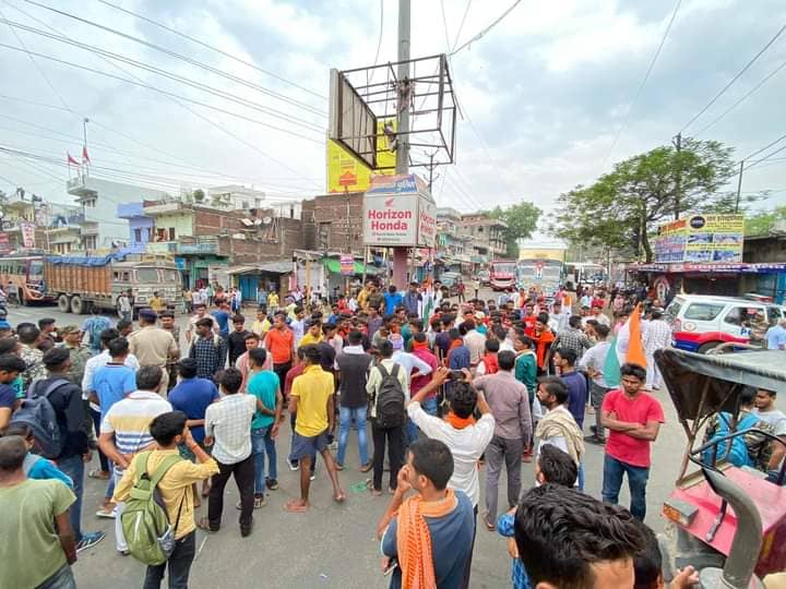 पलामू : सेना में कॉन्ट्रैक्ट बहाली के खिलाफ युवाओं का भड़का आक्रोश, डालटनगंज में रेलवे ट्रैक जाम