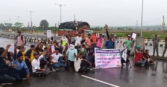 अग्निपथ: विरोध में High-Way जाम कर रहे प्रदर्शनकारियों को पुलिस ने लाठीचार्ज कर खदेड़ा