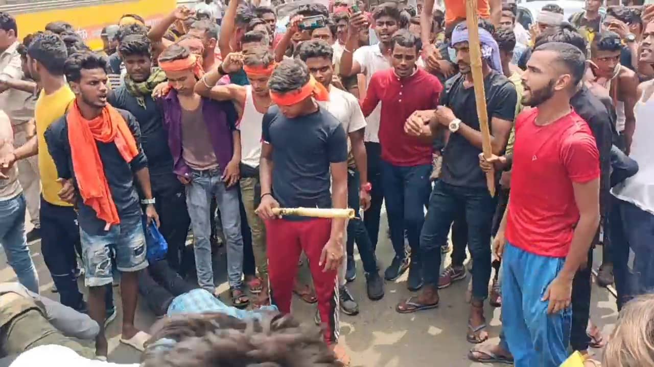 अग्निपथ के विरोध में धनबाद में पुटकी से निकला जुलूस, लाठी-डंडे से लैस थे प्रदर्शनकारी