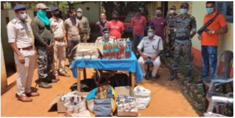 किरीबुरू में शराब खरीदने गए लोगों को दुकान के सामने मिला नकली स्टिकर और बारकोड  