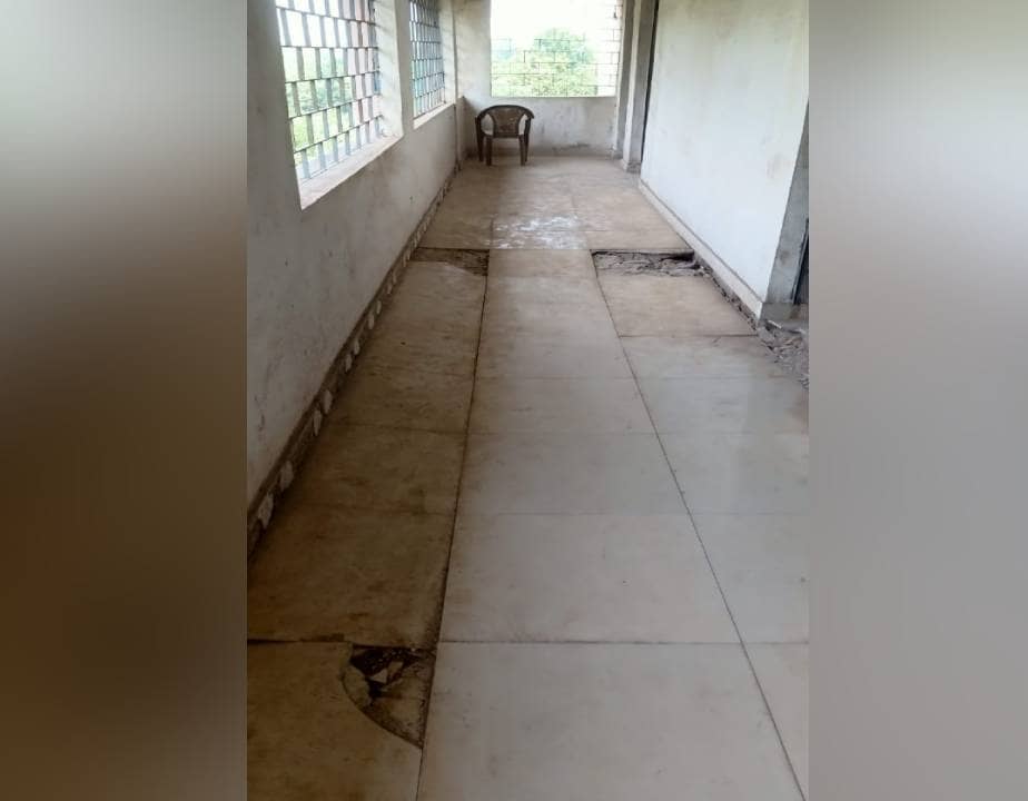 साढ़े तीन करोड़ से बना स्कूल भवन में न शौचालय हैं और न ही खिड़की-दरवाजे, नाम है मॉडल स्कूल मनोहरपुर