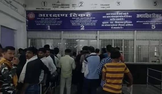 अग्निपथ के विरोध का असर सबसे अधिक रेलवे पर,  सम्पति का करोड़ों  नुकसान,  टिकट कैंसिल कराने से बक्सर रेल खजाना हुआ खाली