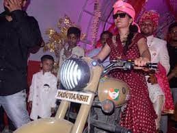 चर्चित बुलेट वाली दुल्हनिया भाई को बुलेट पर सवार कर ले गई शादी के मंडप