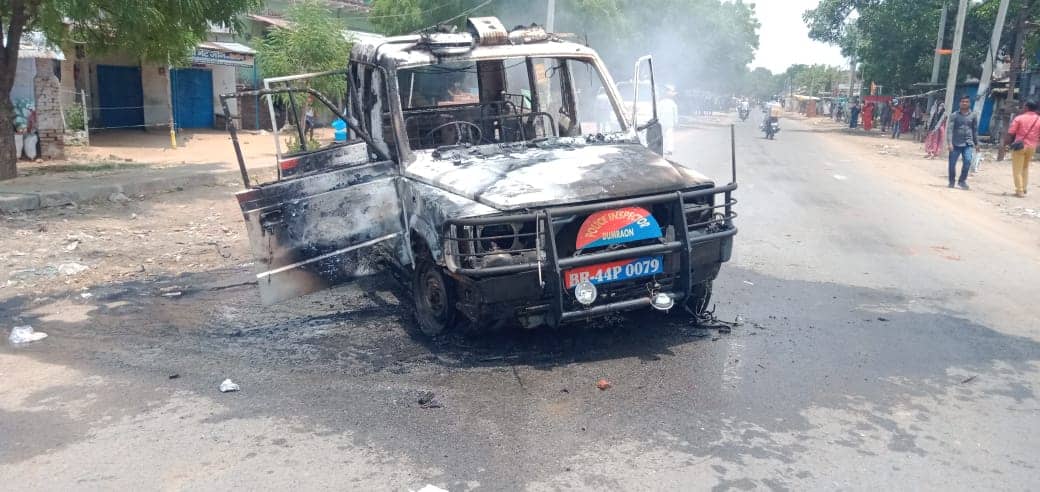 BUXAR:  अग्निपथ का विरोध-  पुलिस वाहन  में लगाई आग, जान बचाने  के लिए जवानों ने की हवाई फायरिंग