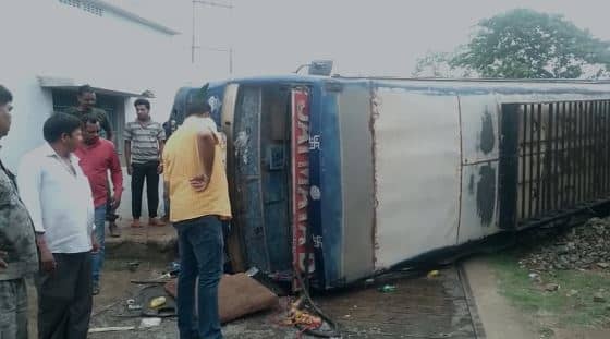 GIRIDIH: अनियंत्रित होकर पलटी  बस, दर्जनों यात्री घायल- कई धनबाद और रांची रेफर