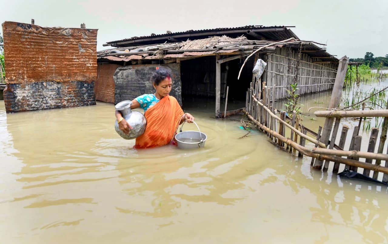 Flood in Assam:  42 लाख लोग बेघर, लगभग 5 हजार गांव जल मग्न, छह दर्जन जान का नुकसान